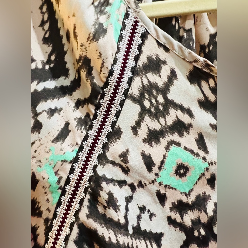 BKE Buckle Multicolor Patterned Blouse - EUC • Large - Picture 6 of 6